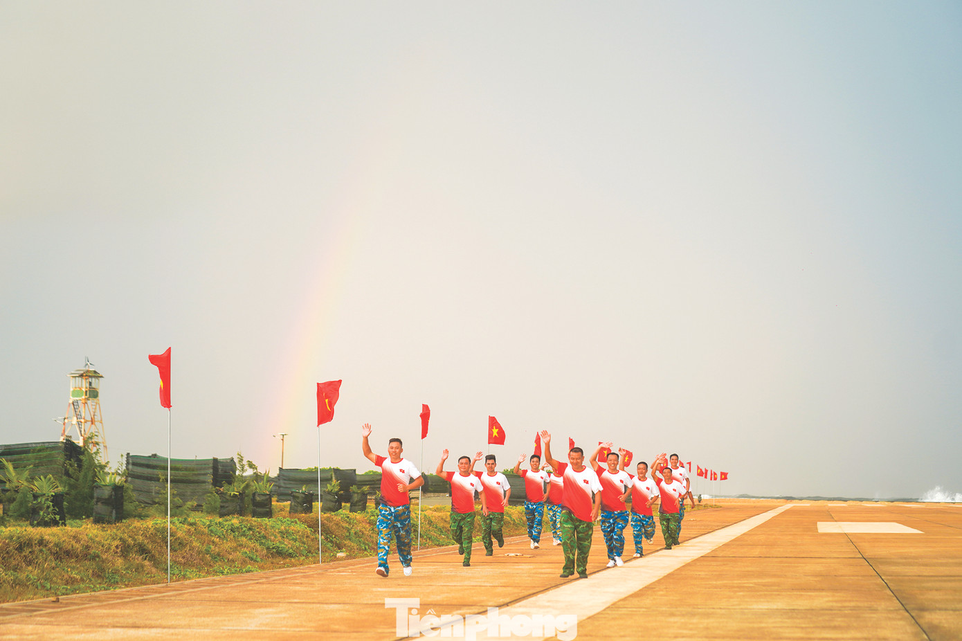 Các “vận động viên” đặc biệt nơi đảo Trường Sa Lớn chạy đồng hành với các vận động viên tại đất liền, để thêm một lần khẳng định chủ quyền biển đảo thiêng liêng; khẳng định sự gắn kết máu thịt đất liền – biển đảo, trong đó có đất liền – Trường Sa, Hoàng Sa