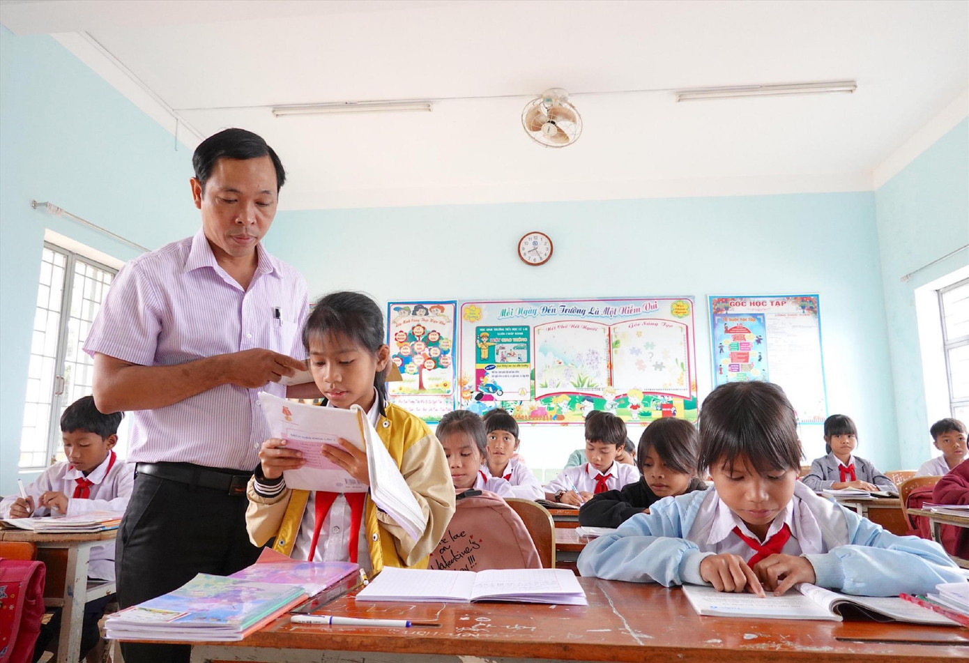 Ông Lê Minh Tùng, Hiệu trưởng Trường Tiểu học Lê Lai, kiêm thêm đứng lớp Ông Lê Minh Tùng, Hiệu trưởng Trường Tiểu học Lê Lai, kiêm thêm đứng lớp