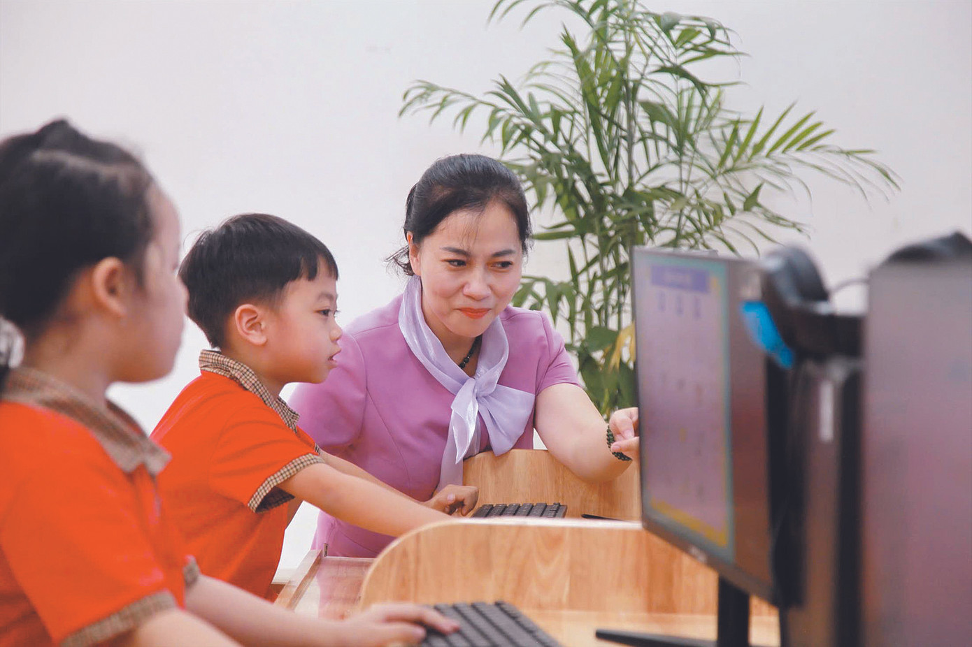 Cô Giang Thị Thanh Nhàn, Phó Hiệu trưởng Trường mầm non Trần Phú, đã đưa AI vào phục vụ công tác giảng dạy trong nhà trường. Ảnh: VÂN ANH Cô Giang Thị Thanh Nhàn, Phó Hiệu trưởng Trường mầm non Trần Phú, đã đưa AI vào phục vụ công tác giảng dạy trong nhà trường. Ảnh: VÂN ANH