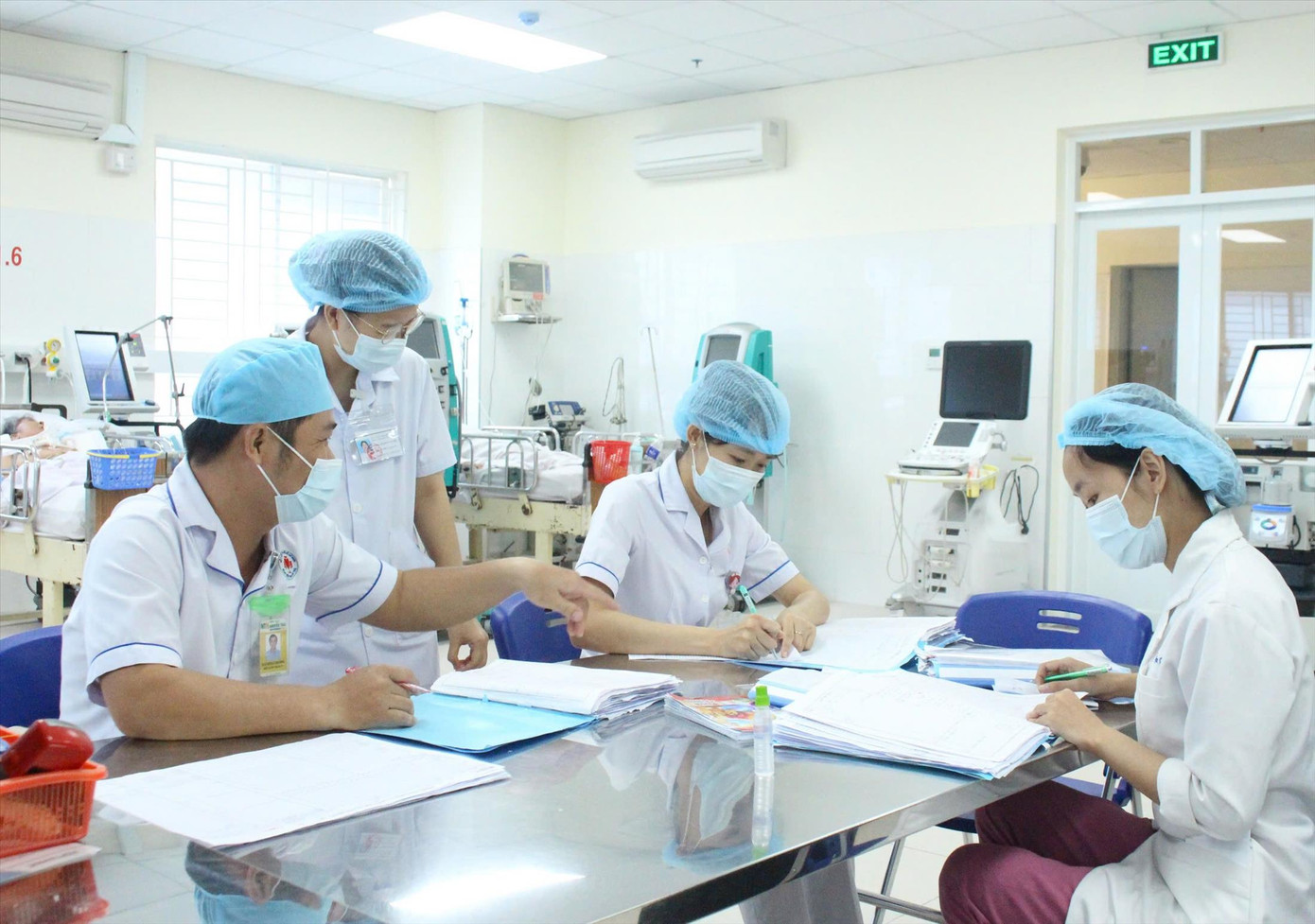 Việc giám sát chất lượng thuốc trong điều trị cho người bệnh cũng được các cơ sở y tế xem là lá chắn chống thuốc giả. Ảnh: V.S