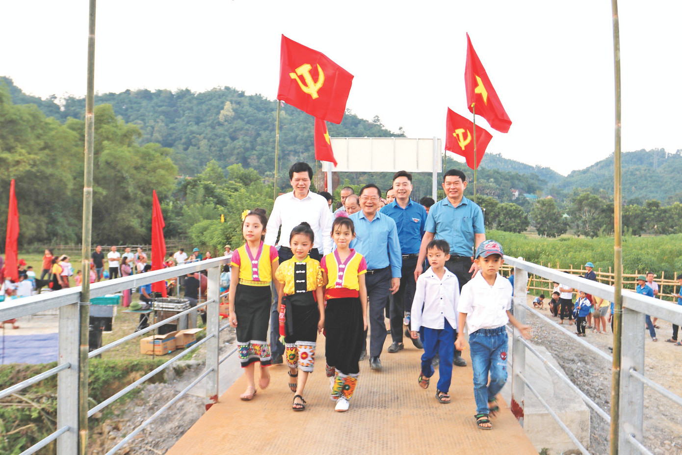 TBT báo Tiền Phong Lê Xuân Sơn cùng lãnh đạo Sở GD&ĐT, Tỉnh Đoàn Nghệ An và huyện Con Cuông khánh thành cầu treo bản Tổng Chai (xã Chi Khê) TBT báo Tiền Phong Lê Xuân Sơn cùng lãnh đạo Sở GD&ĐT, Tỉnh Đoàn Nghệ An và huyện Con Cuông khánh thành cầu treo bản Tổng Chai (xã Chi Khê)