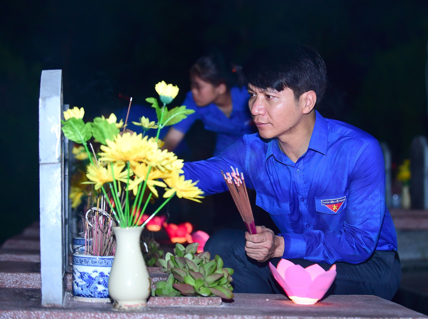 Bí thư thường trực T.Ư Đoàn Nguyễn Ngọc Lương thắp hương tại Nghĩa trang liệt sĩ Độc Lập. Ảnh: Xuân Tùng Bí thư thường trực T.Ư Đoàn Nguyễn Ngọc Lương thắp hương tại Nghĩa trang liệt sĩ Độc Lập. Ảnh: Xuân Tùng