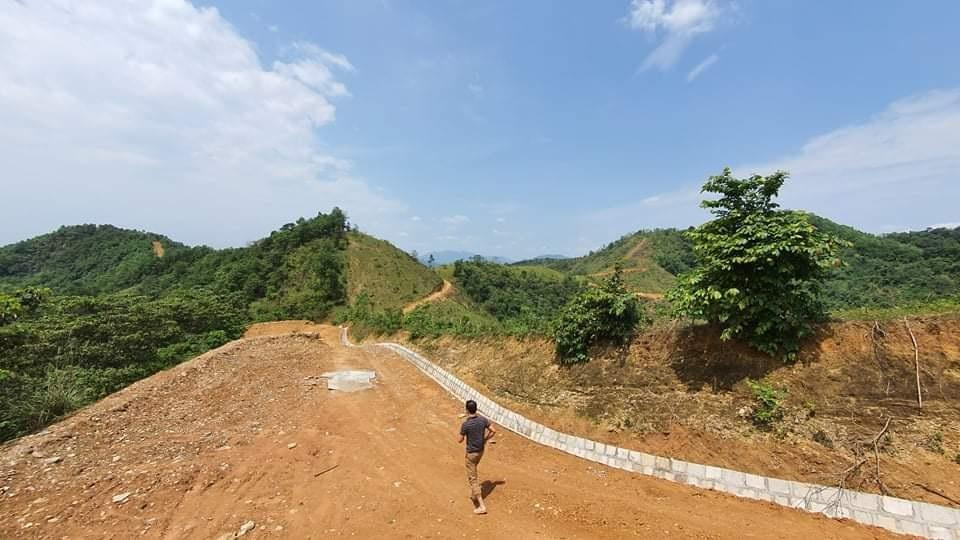 Ðường vào sân golf Phúc Tiến (Quang Tiến, thành phố Hòa Bình) xẻ dọc băng qua các ngọn núi. Ảnh: Đức Nam