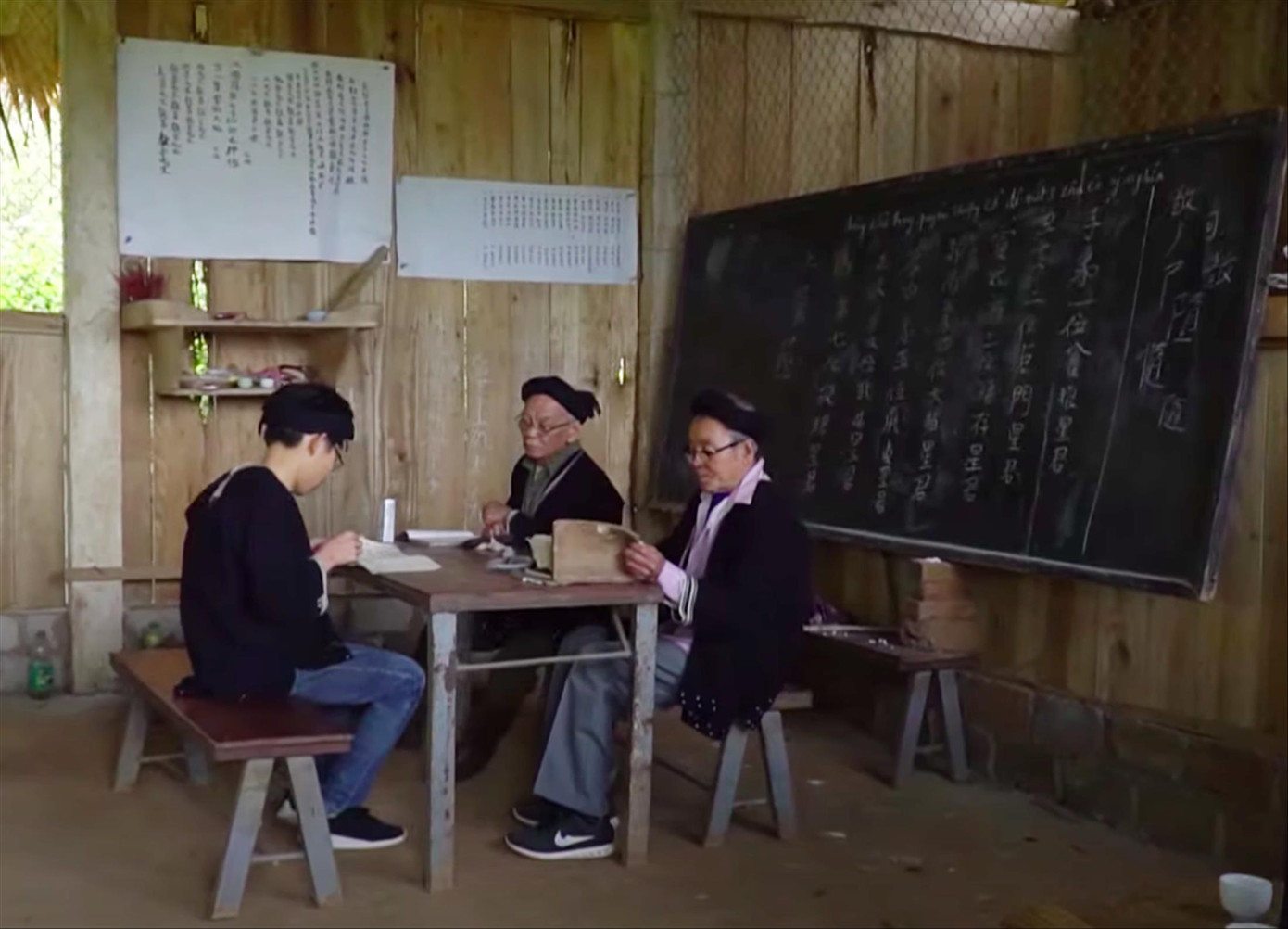 Một số học viên đang luyện chữ Nôm Dao tại bản Sưng. Một số học viên đang luyện chữ Nôm Dao tại bản Sưng.