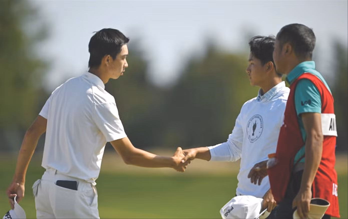 Nguyễn Anh Minh (phải) bắt tay đối thủ Chang Xihuan tại tứ kết US Junior Amateur 2024
