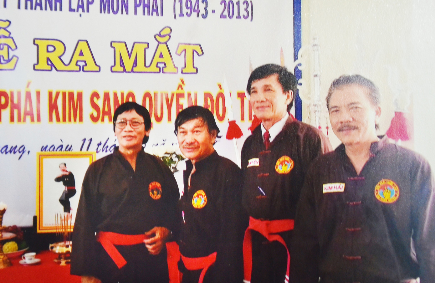 Từ trái sang, cố võ sư Kim Long, võ sư Kim Đình. Ảnh: Văn Chương