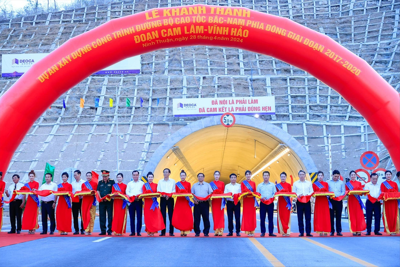 Thủ tướng Phạm Minh Chính dự lễ khánh thành cao tốc Cam Lâm - Vĩnh Hảo và thông xe đưa vào khai thác cao tốc Diễn Châu - Bãi Vọt.