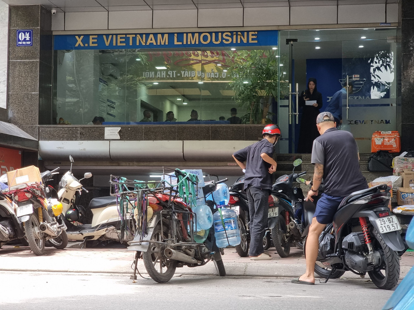 Hàng loạt văn phòng của nhà xe hợp đồng trá hình trên các tuyến phố thành nơi vận chuyển hàng hóa tấp nập