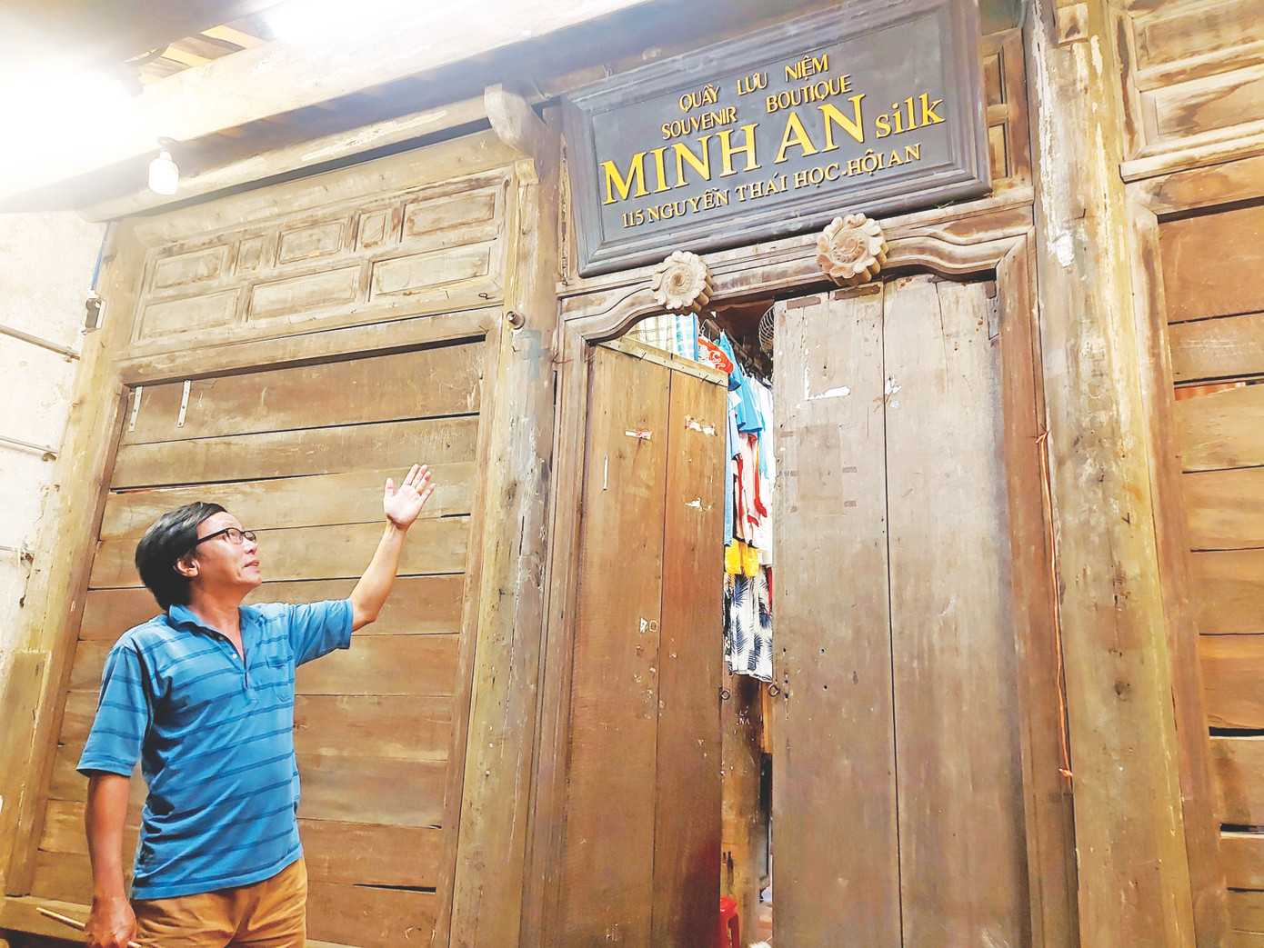 Ông Tăng Hà Ái và ngôi nhà cổ lưu giữ đến đời thứ 9 của gia đình. Ảnh: Hoài Văn Ông Tăng Hà Ái và ngôi nhà cổ lưu giữ đến đời thứ 9 của gia đình. Ảnh: Hoài Văn