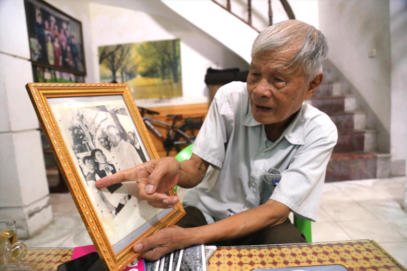 Bức ảnh chụp chung với Bác Hồ được ông Hương đóng khung, giữ gìn như báu vật