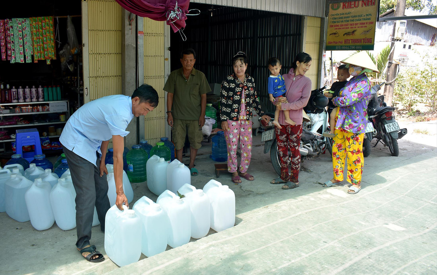 Ông Lê Thành Văn, Trưởng ấp Thanh Tùng (xã Biển Bạch, Thới Bình, Cà Mau) phát nước uống miễn phí từ nhà hảo tâm cho bà con để giải cơn khát. Ảnh: Tân Lộc Ông Lê Thành Văn, Trưởng ấp Thanh Tùng (xã Biển Bạch, Thới Bình, Cà Mau) phát nước uống miễn phí từ nhà hảo tâm cho bà con để giải cơn khát. Ảnh: Tân Lộc