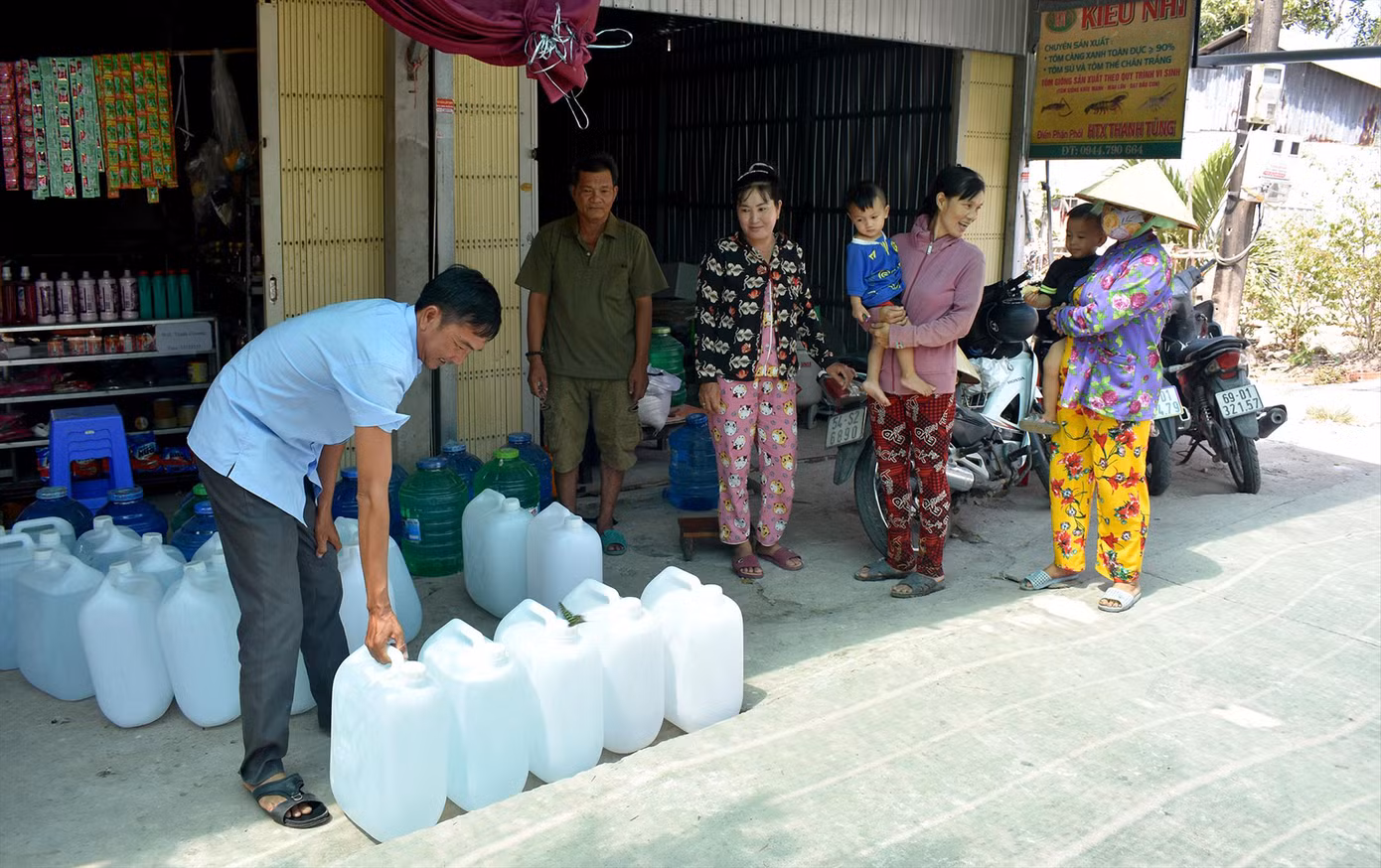 Ông Lê Thành Văn, Trưởng ấp Thanh Tùng (xã Biển Bạch, Thới Bình, Cà Mau) phát nước uống miễn phí từ nhà hảo tâm cho bà con để giải cơn khát. Ảnh: Tân Lộc Ông Lê Thành Văn, Trưởng ấp Thanh Tùng (xã Biển Bạch, Thới Bình, Cà Mau) phát nước uống miễn phí từ nhà hảo tâm cho bà con để giải cơn khát. Ảnh: Tân Lộc