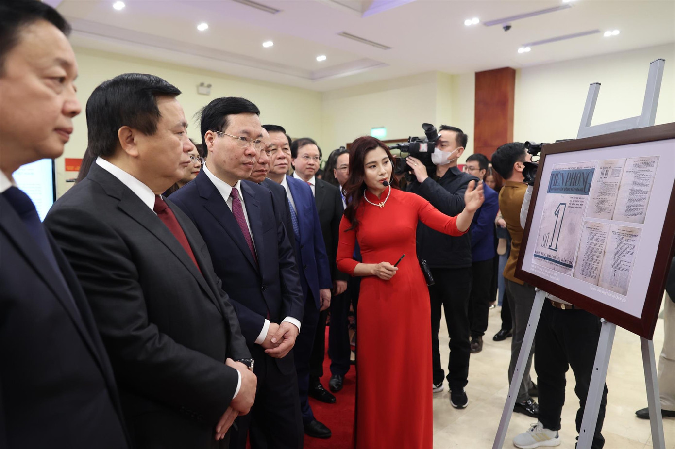 Đại biểu tham quan triển lãm 80 bức ảnh tư liệu quý từ năm 1945 tới nay. Ảnh: Như Ý Đại biểu tham quan triển lãm 80 bức ảnh tư liệu quý từ năm 1945 tới nay. Ảnh: Như Ý