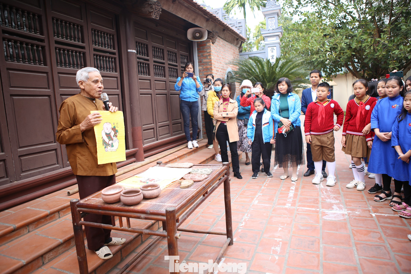 Học sinh tham quan làng tranh Đông Hồ. Ảnh: Nguyễn Thắng