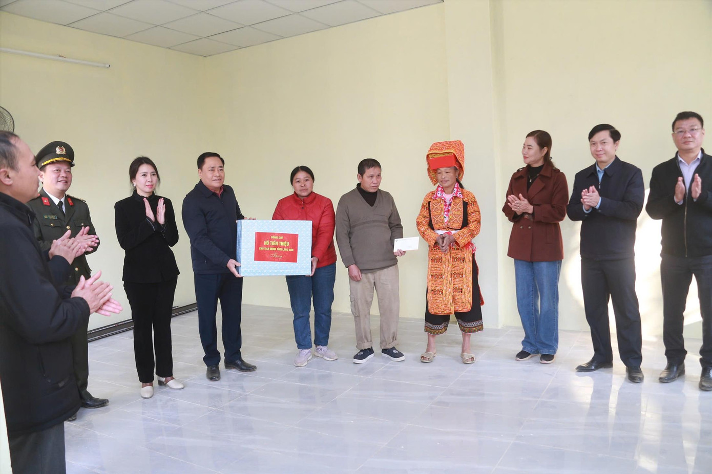 Lãnh đạo tỉnh Lạng Sơn tặng quà mừng các hộ gia đình được vào ở ngôi nhà khang trang Lãnh đạo tỉnh Lạng Sơn tặng quà mừng các hộ gia đình được vào ở ngôi nhà khang trang