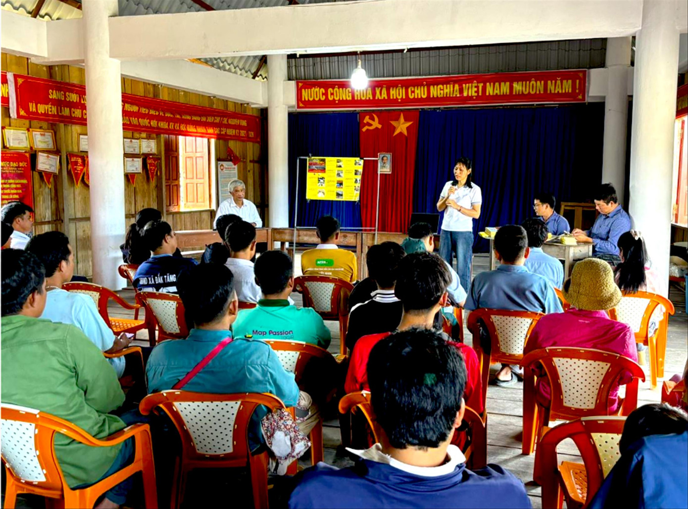 Cán bộ Viện Vật lý Địa cầu phối hợp, tập huấn kỹ năng ứng phó với động đất cho người dân các xã vùng tâm chấn, huyện Kon Plông. Ảnh: Thiên Vân.