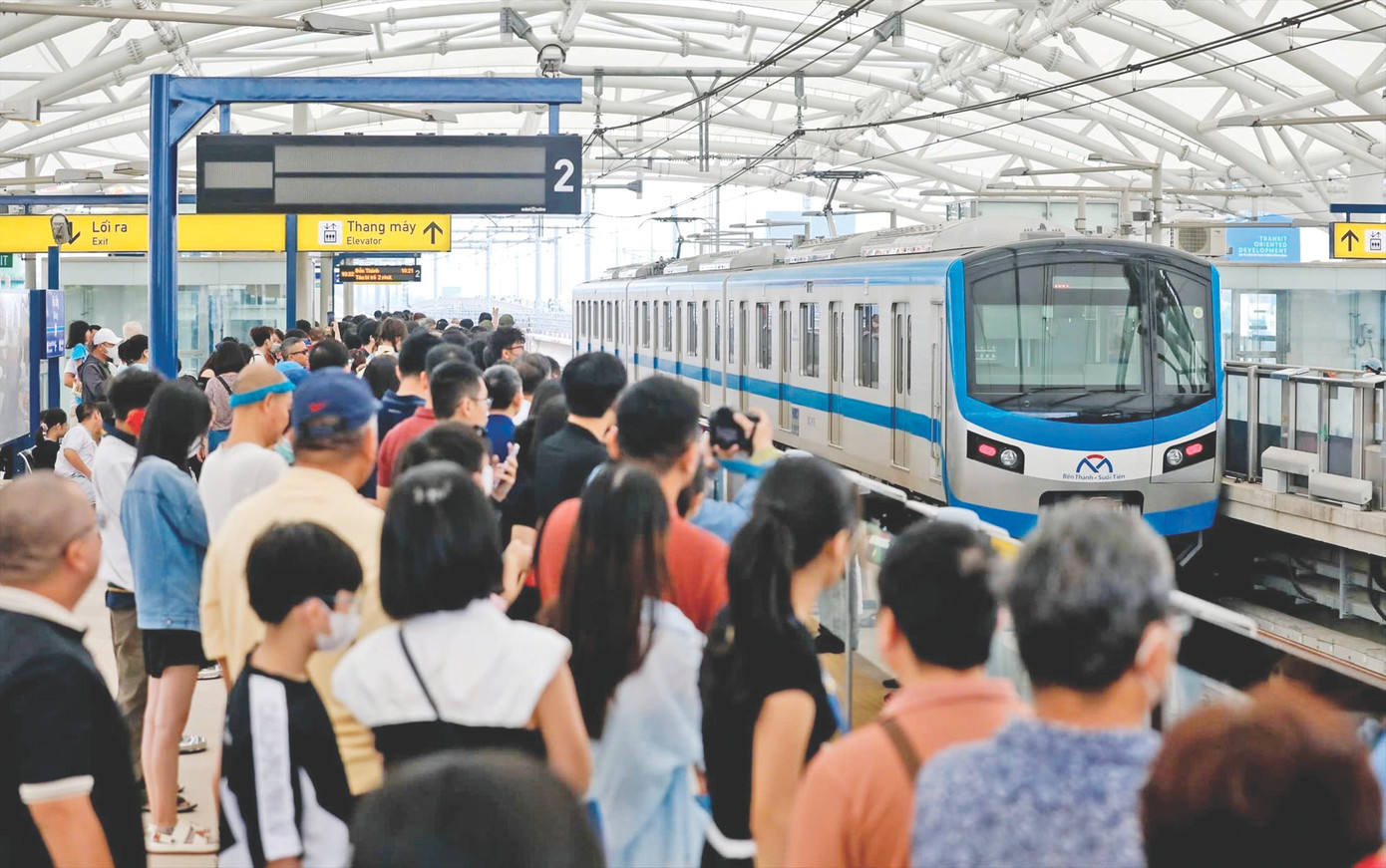 Hành khách chờ tàu metro TPHCM. Ảnh: Duy Anh