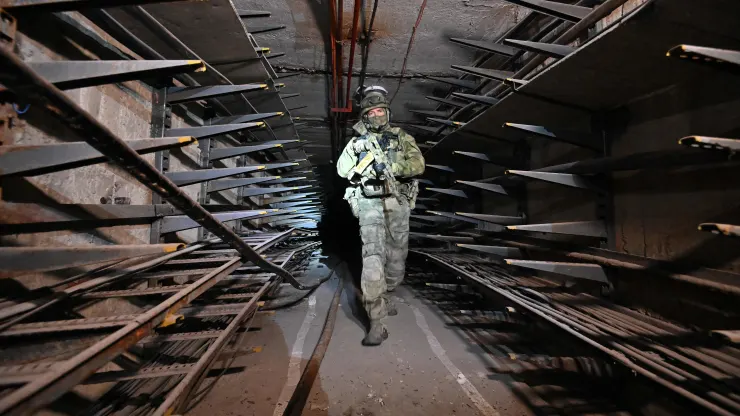 Quân nhân Nga kiểm tra một đường hầm dưới nhà máy thép Azovstal ở thành phố Mariupol của Ukraine ngày 13/6. Ảnh: Getty Images