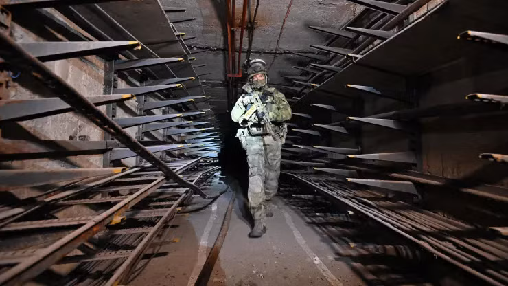Quân nhân Nga kiểm tra một đường hầm dưới nhà máy thép Azovstal ở thành phố Mariupol của Ukraine ngày 13/6. Ảnh: Getty Images