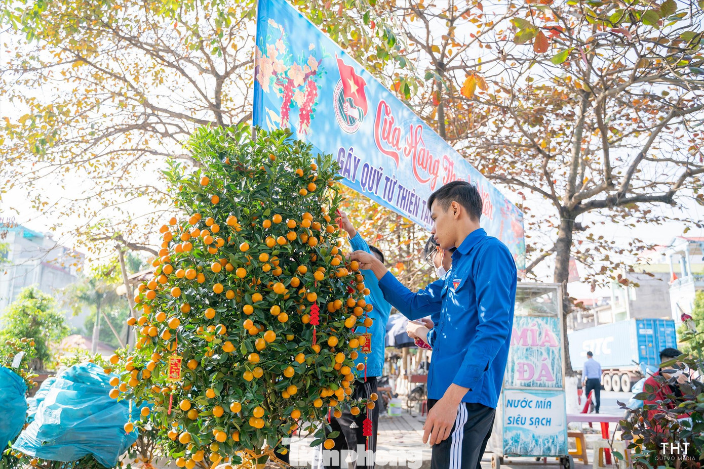 Đoàn viên thanh niên xã Mộ Đạo bán đào, hoa, cây cảnh gây quỹ hỗ trợ người nghèo dịp Tết. Ảnh: N.T Đoàn viên thanh niên xã Mộ Đạo bán đào, hoa, cây cảnh gây quỹ hỗ trợ người nghèo dịp Tết. Ảnh: N.T