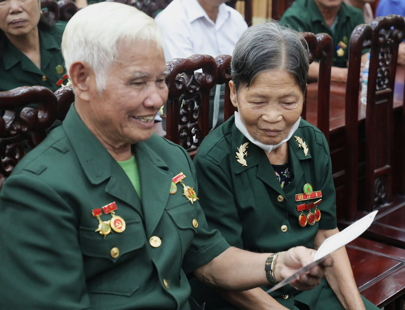 Ông Tạ Quang Định SN 1936 chia vui với đồng đội.