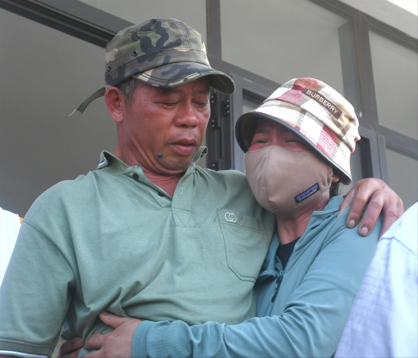 Ngư dân tàu chìm trở về đất liền, oà khóc trong vòng tay người thân. Ảnh: Hoài Văn – Nguyễn Ngọc