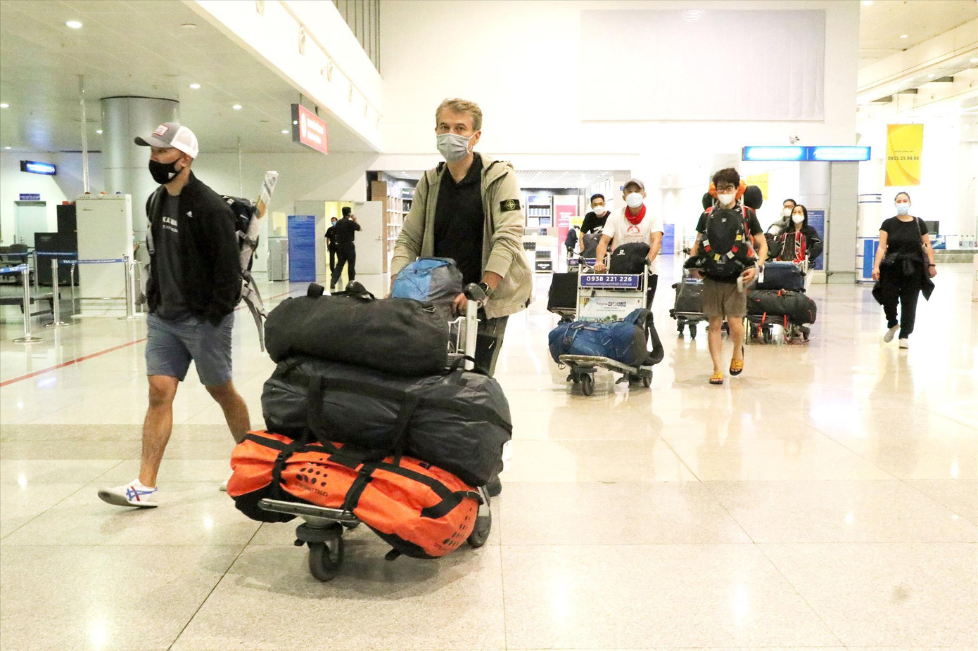 Sân bay Tân Sơn Nhất nhộn nhịp khách quốc tế. Ảnh: Ngô Bình