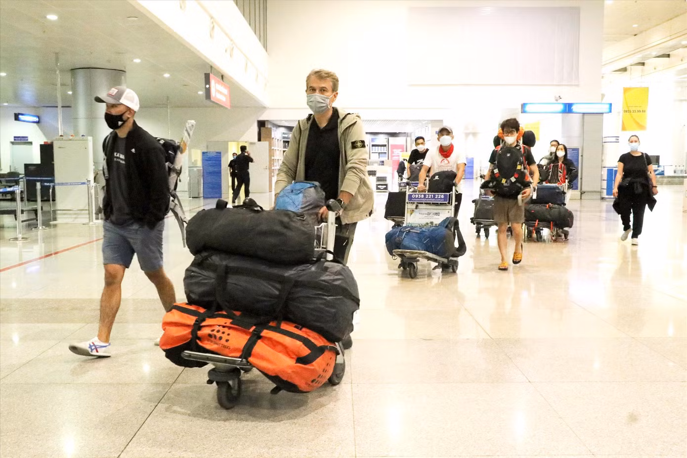 Sân bay Tân Sơn Nhất nhộn nhịp khách quốc tế. Ảnh: Ngô Bình