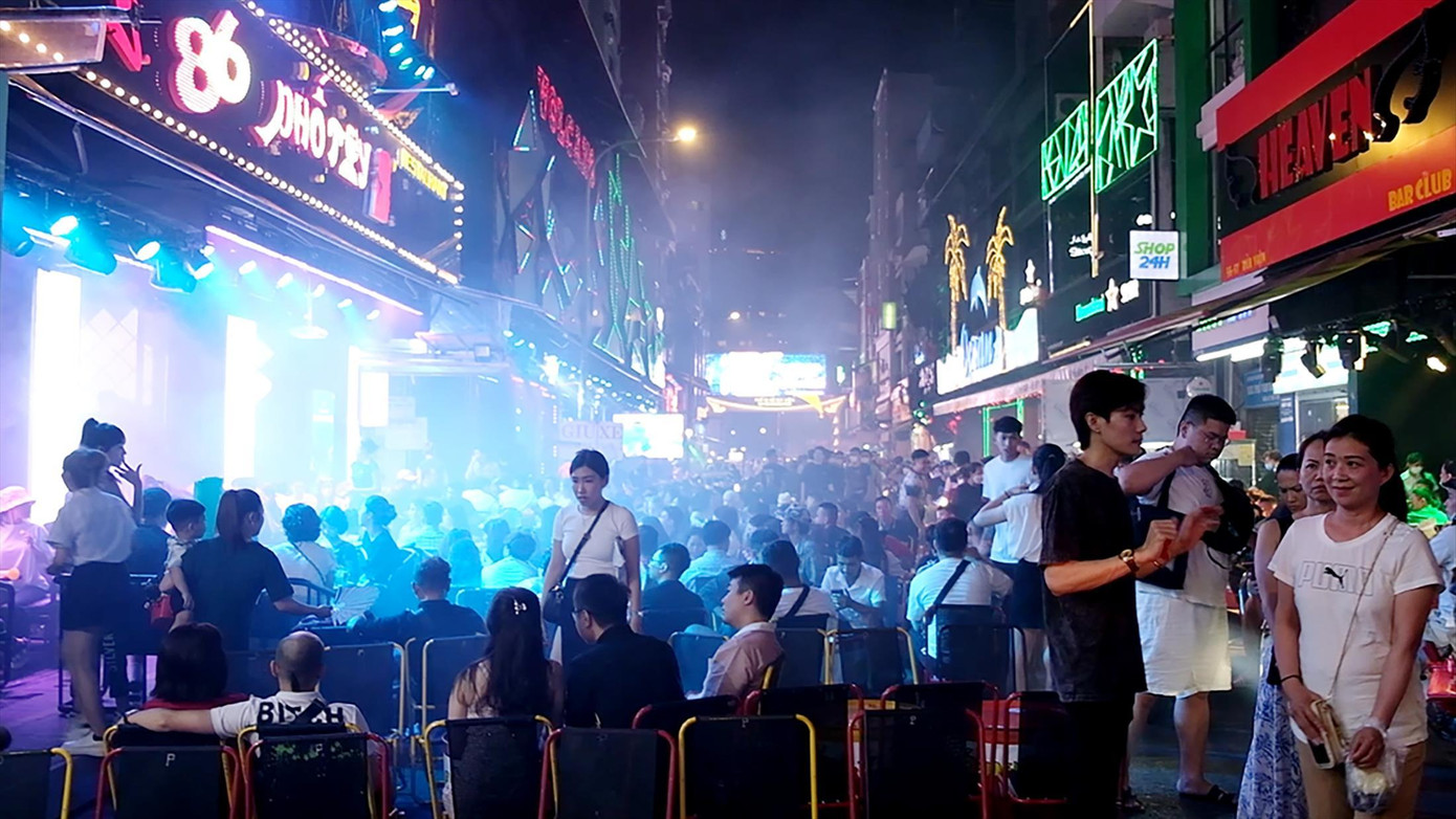 Phố Bùi Viện - nơi thu hút nhiều du khách nước ngoài. Ảnh: Hoàng Trang