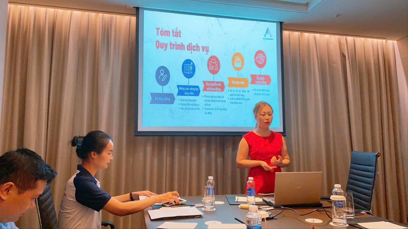 Bà Daisy Nguyễn (đứng) tại một cuộc hội thảo. Nhiều người đặt câu hỏi Daisy Nguyễn với Nguyễn Lê Vân có phải là một? Bà Daisy Nguyễn (đứng) tại một cuộc hội thảo. Nhiều người đặt câu hỏi Daisy Nguyễn với Nguyễn Lê Vân có phải là một?