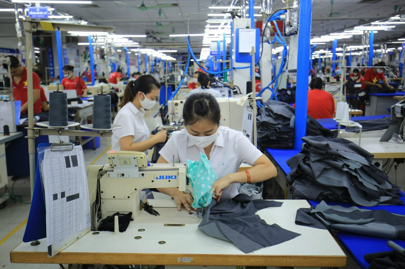 Doanh nghiệp mong tiếp cận được vốn vay để thúc đẩy sản xuất. Trong ảnh, xưởng sản xuất của DN dệt may. Ảnh: Như Ý