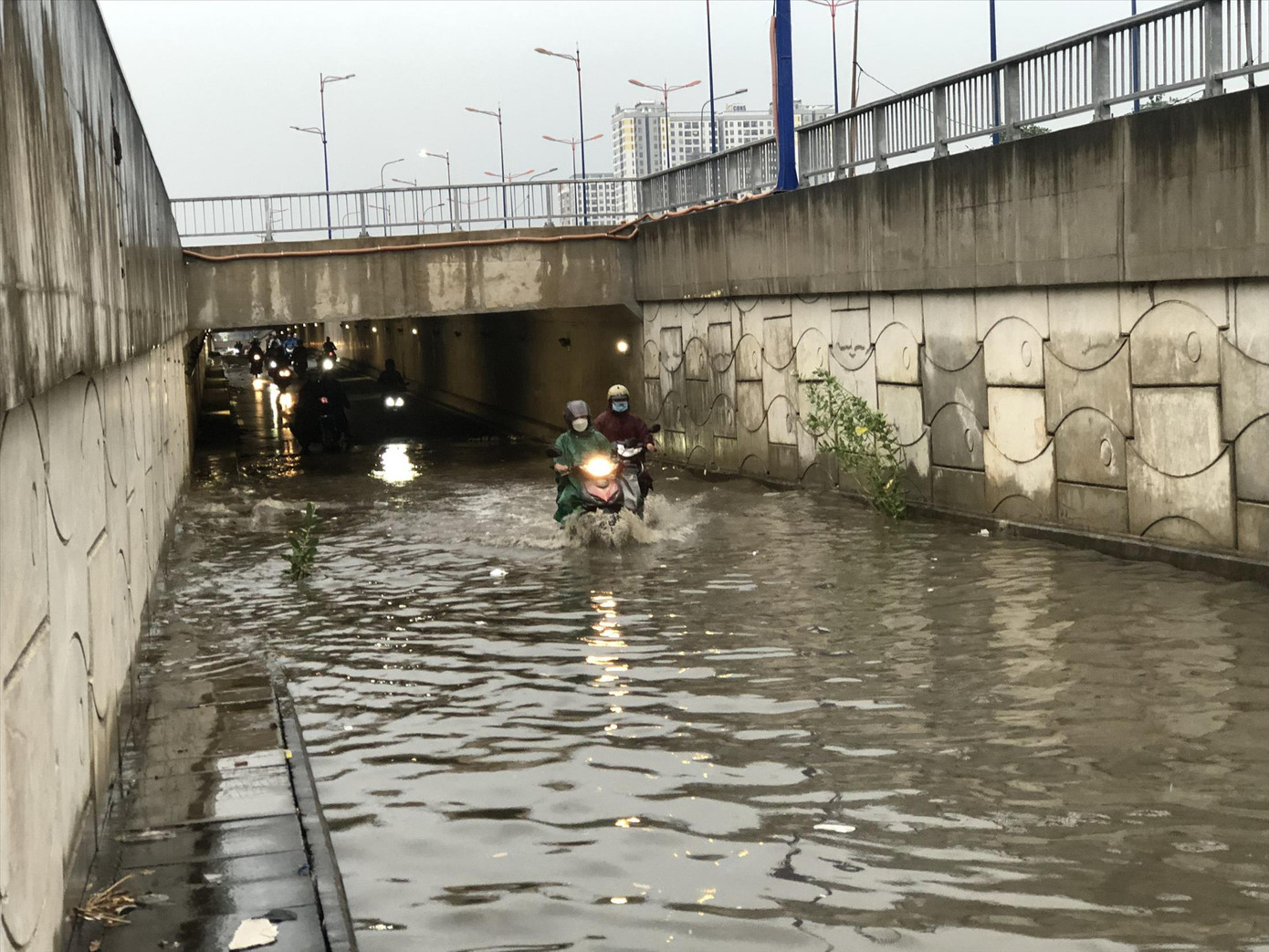 Ngập nước tại hầm chui trước bến xe Miền Đông mới. Ảnh: H.H