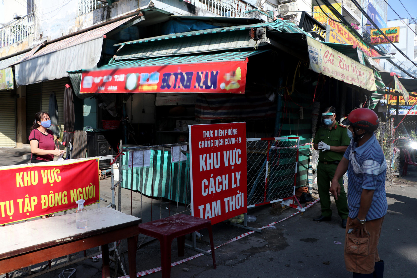 Phong tỏa chợ An Nhơn, quận Gò Vấp, TPHCM ngày 6/7. Ảnh: ngô bình Phong tỏa chợ An Nhơn, quận Gò Vấp, TPHCM ngày 6/7. Ảnh: ngô bình