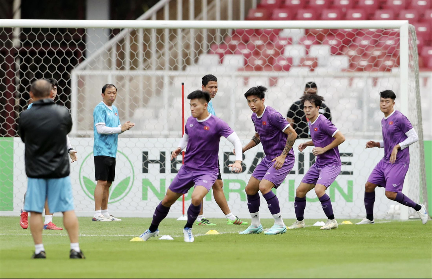 Đội tuyển Việt Nam sẽ vượt sức ép tại Bung Karno để giành chiến thắng (ảnh: Hữu Phạm). Đội tuyển Việt Nam sẽ vượt sức ép tại Bung Karno để giành chiến thắng (ảnh: Hữu Phạm).