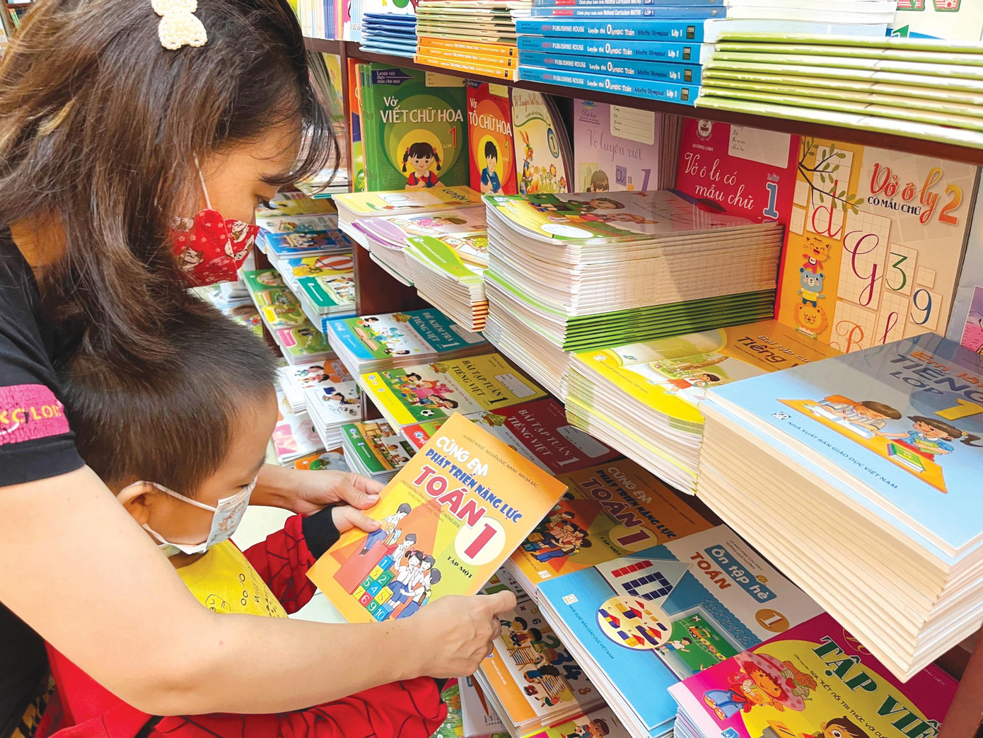 Giá SGK mới cao, phụ huynh thêm gánh nặng khi cho con đi học. Ảnh: Như Ý Giá SGK mới cao, phụ huynh thêm gánh nặng khi cho con đi học. Ảnh: Như Ý