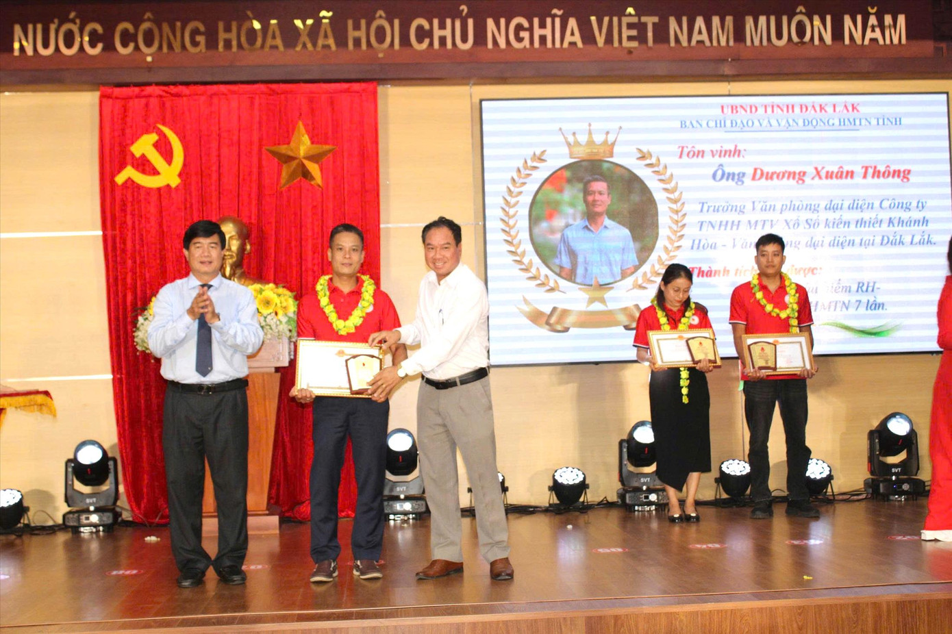 Anh Dương Xuân Thông được UBND tỉnh Đắk Lắk tôn vinh và trao tặng bằng khen trong công tác hiến máu tình nguyện Anh Dương Xuân Thông được UBND tỉnh Đắk Lắk tôn vinh và trao tặng bằng khen trong công tác hiến máu tình nguyện