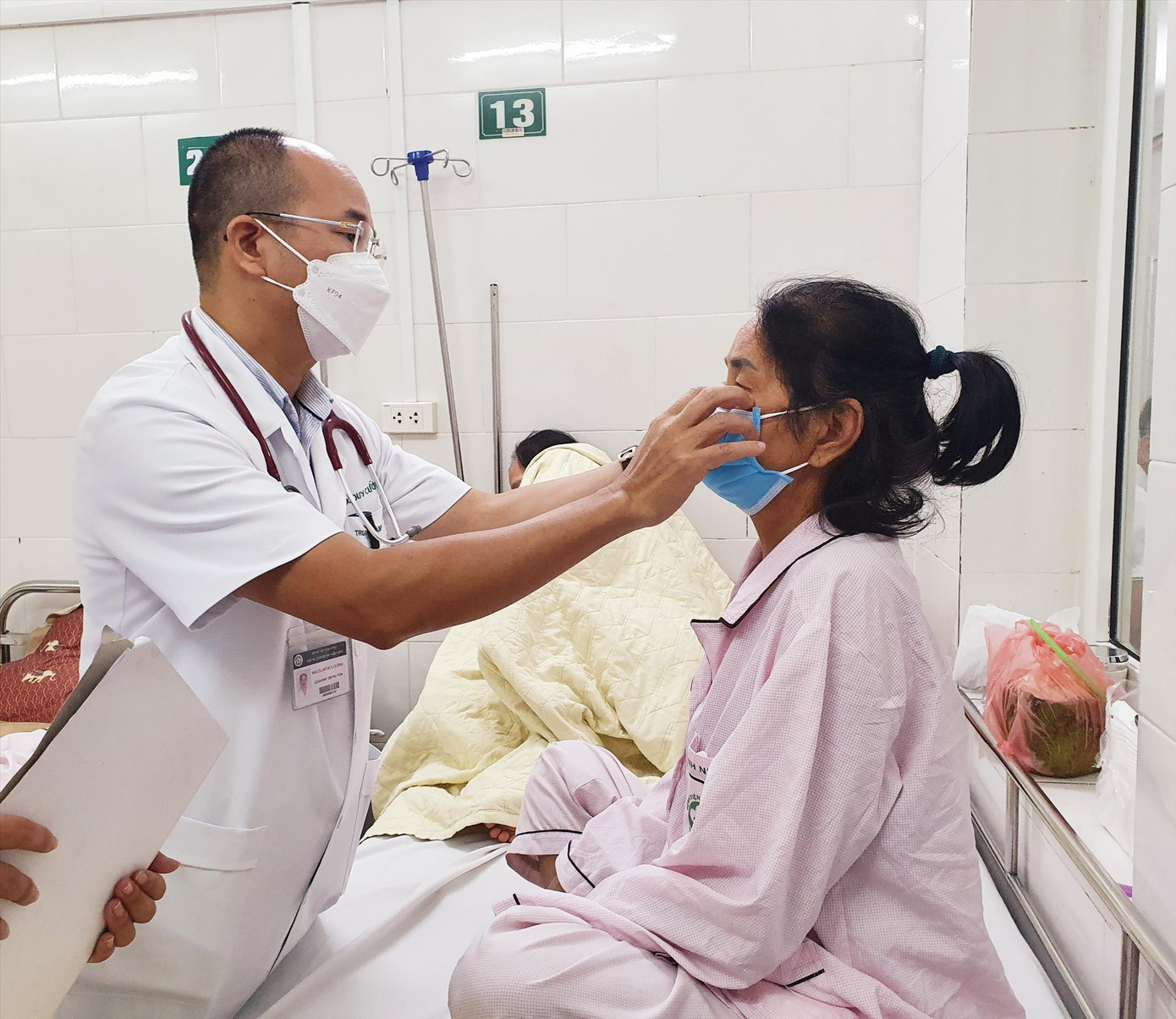 PGS.TS Ðỗ Duy Cường, Giám đốc Trung tâm Bệnh Nhiệt đới thăm khám cho bệnh nhân nhiễm nấm đen