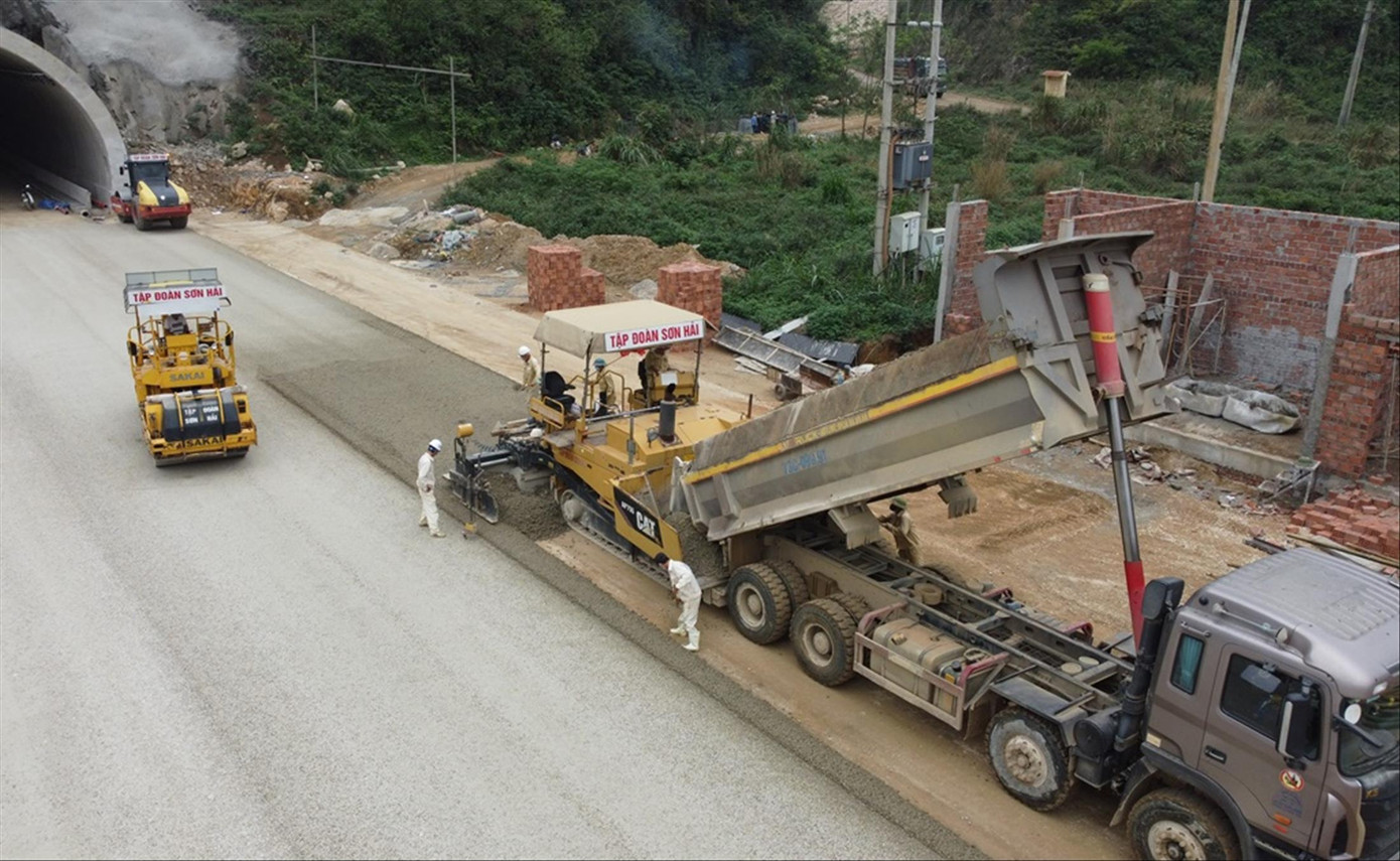 Chính phủ yêu cầu Bộ GTVT cần có giải pháp với nhà thầu yếu kém trên cao tốc Bắc - Nam. Ảnh: Trọng Đảng Chính phủ yêu cầu Bộ GTVT cần có giải pháp với nhà thầu yếu kém trên cao tốc Bắc - Nam. Ảnh: Trọng Đảng