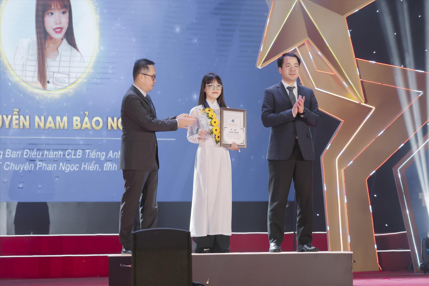 Anh Ngô Văn Cương (bên phải) - Bí thư T.Ư Đoàn trao giải thưởng Thanh niên sống đẹp năm 2023 cho Nguyễn Nam Bảo Ngọc, học sinh lớp 12 chuyên Anh, Trường THPT Chuyên Phan Ngọc Hiển (Cà Mau)