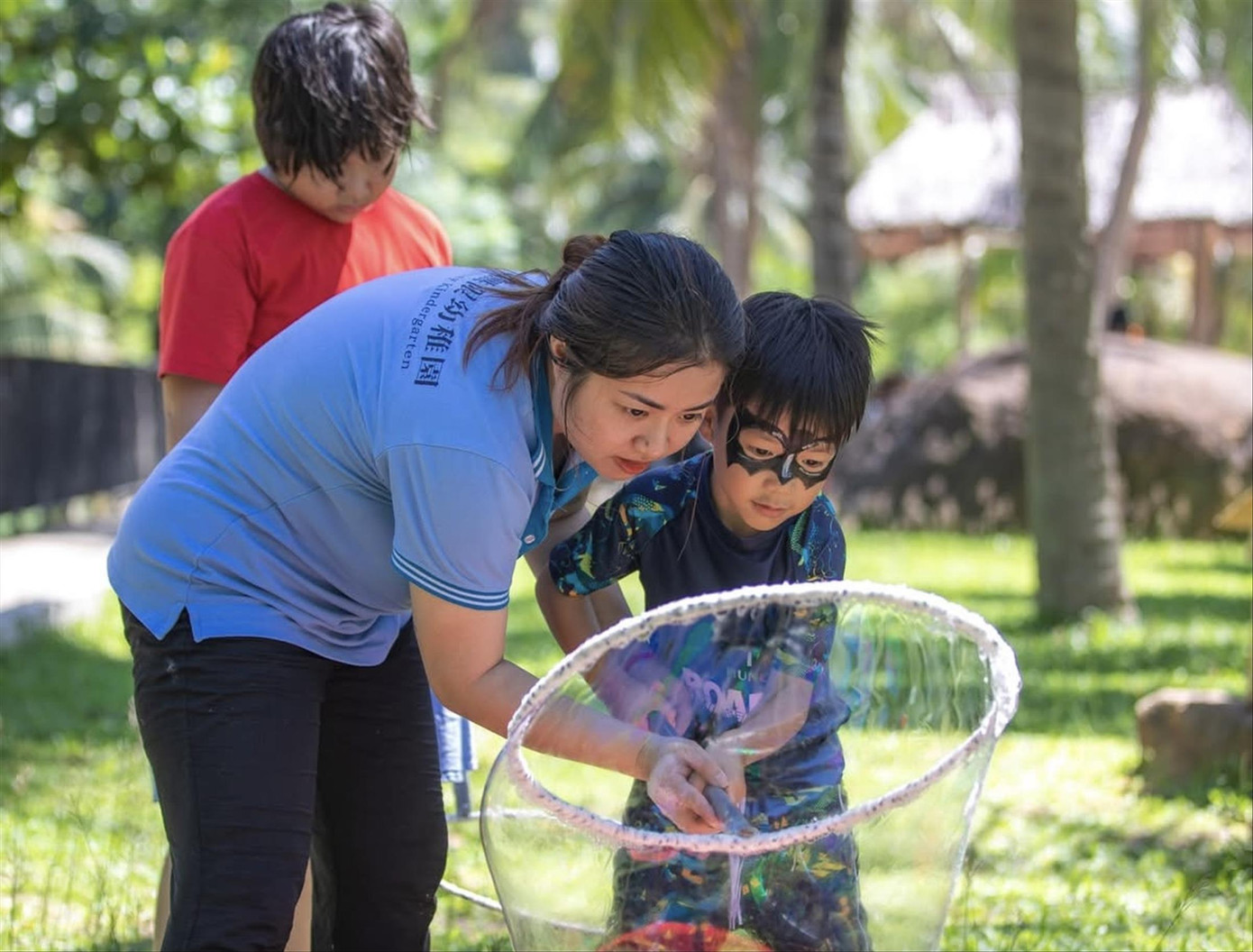 Bé Momo, con trai anh Phan Hải Tùng Lâm sống tại TP Đà Nẵng, tham gia hoạt động trải nghiệm.