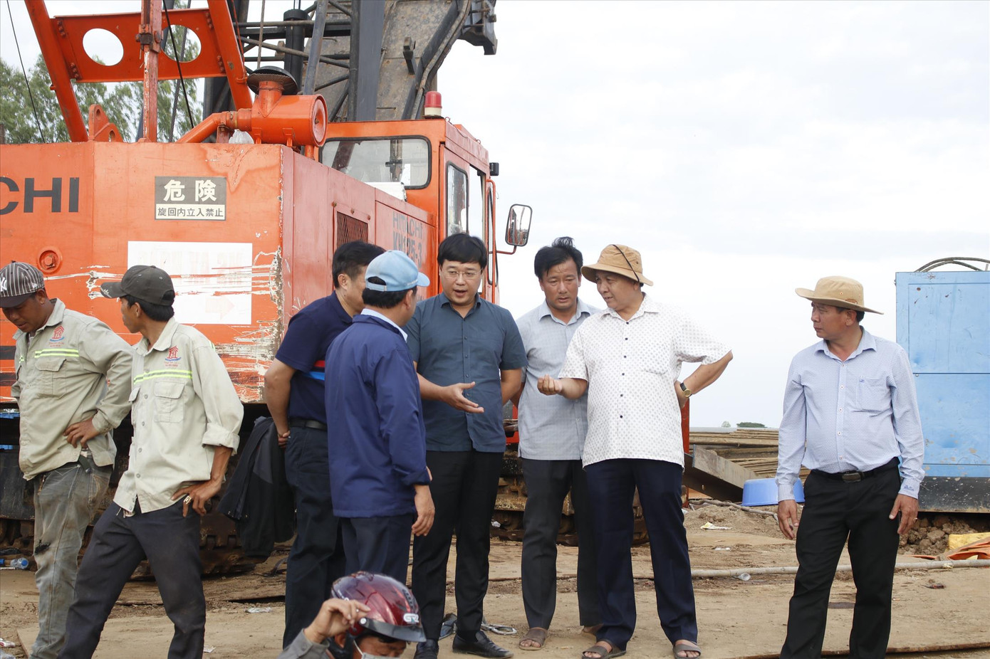 Bí thư Tỉnh ủy Đồng Tháp Lê Quốc Phong đến hiện trường, chỉ đạo công tác cứu hộ bé trai Bí thư Tỉnh ủy Đồng Tháp Lê Quốc Phong đến hiện trường, chỉ đạo công tác cứu hộ bé trai