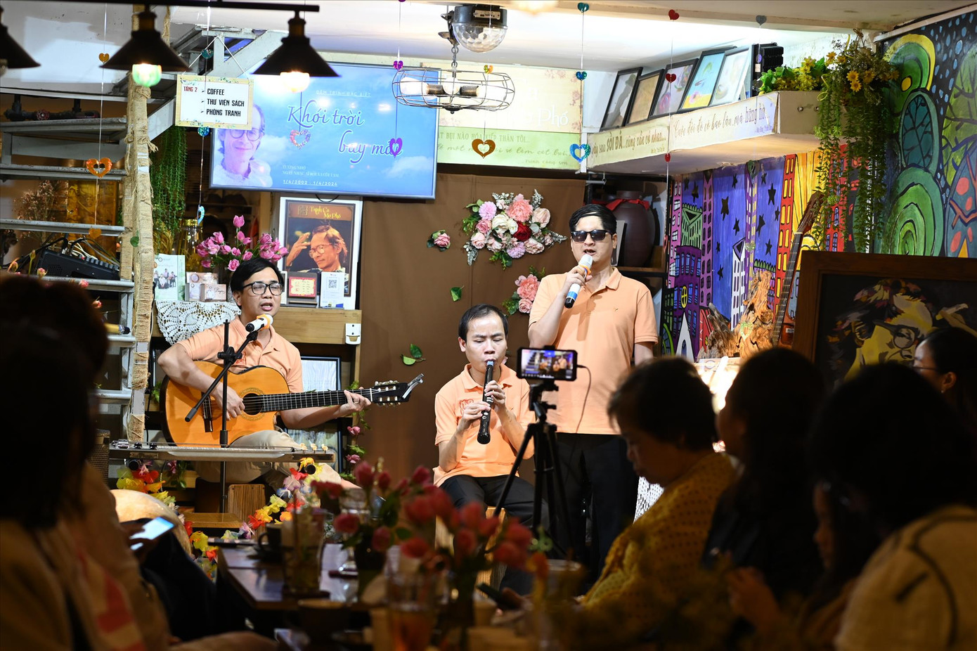 Không gian Mơ Phố lắng đọng cùng nhạc Trịnh tối thứ Sáu hằng tuần. Ảnh: TRẦN HIỆP Không gian Mơ Phố lắng đọng cùng nhạc Trịnh tối thứ Sáu hằng tuần. Ảnh: TRẦN HIỆP