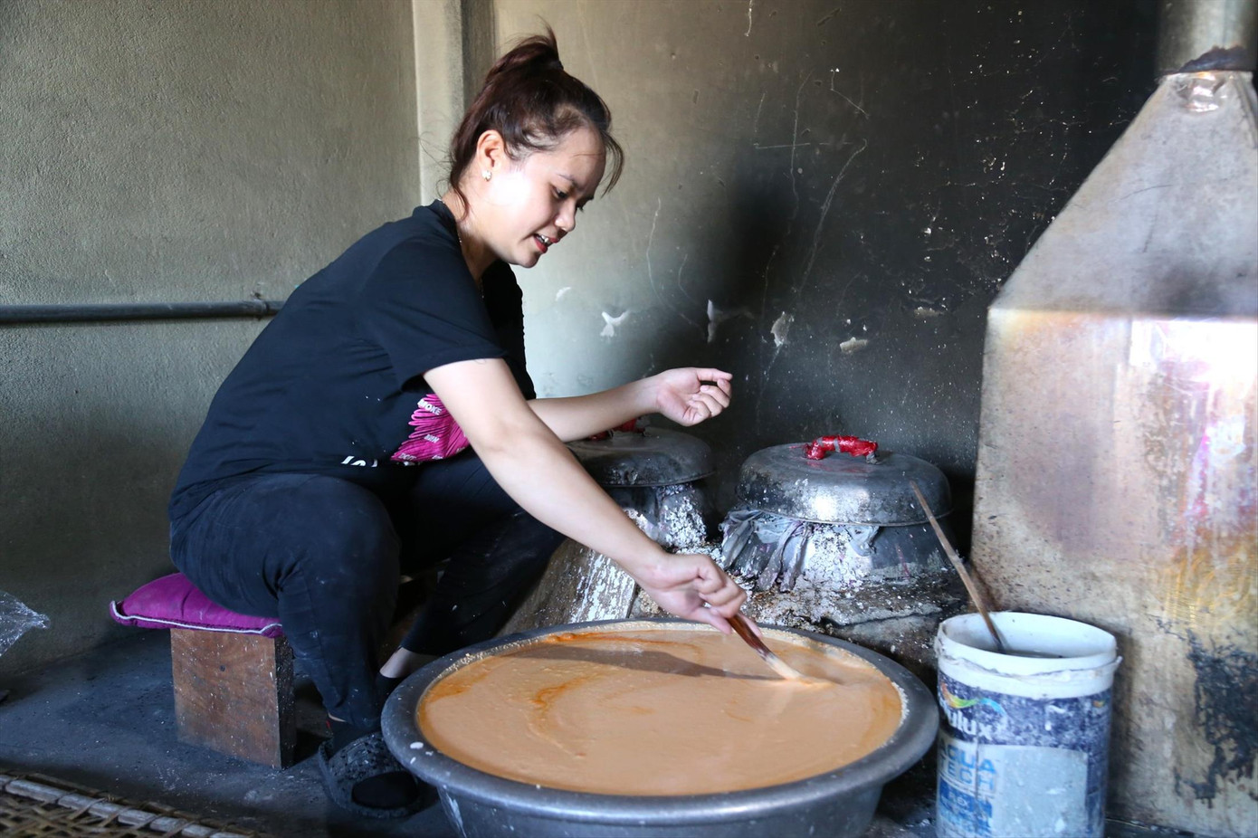 Bằng việc pha trộn gấc và gạo với tỉ lệ nhất định, bánh đa có màu sắc bắt mắt nhưng vẫn giữ nguyên vị