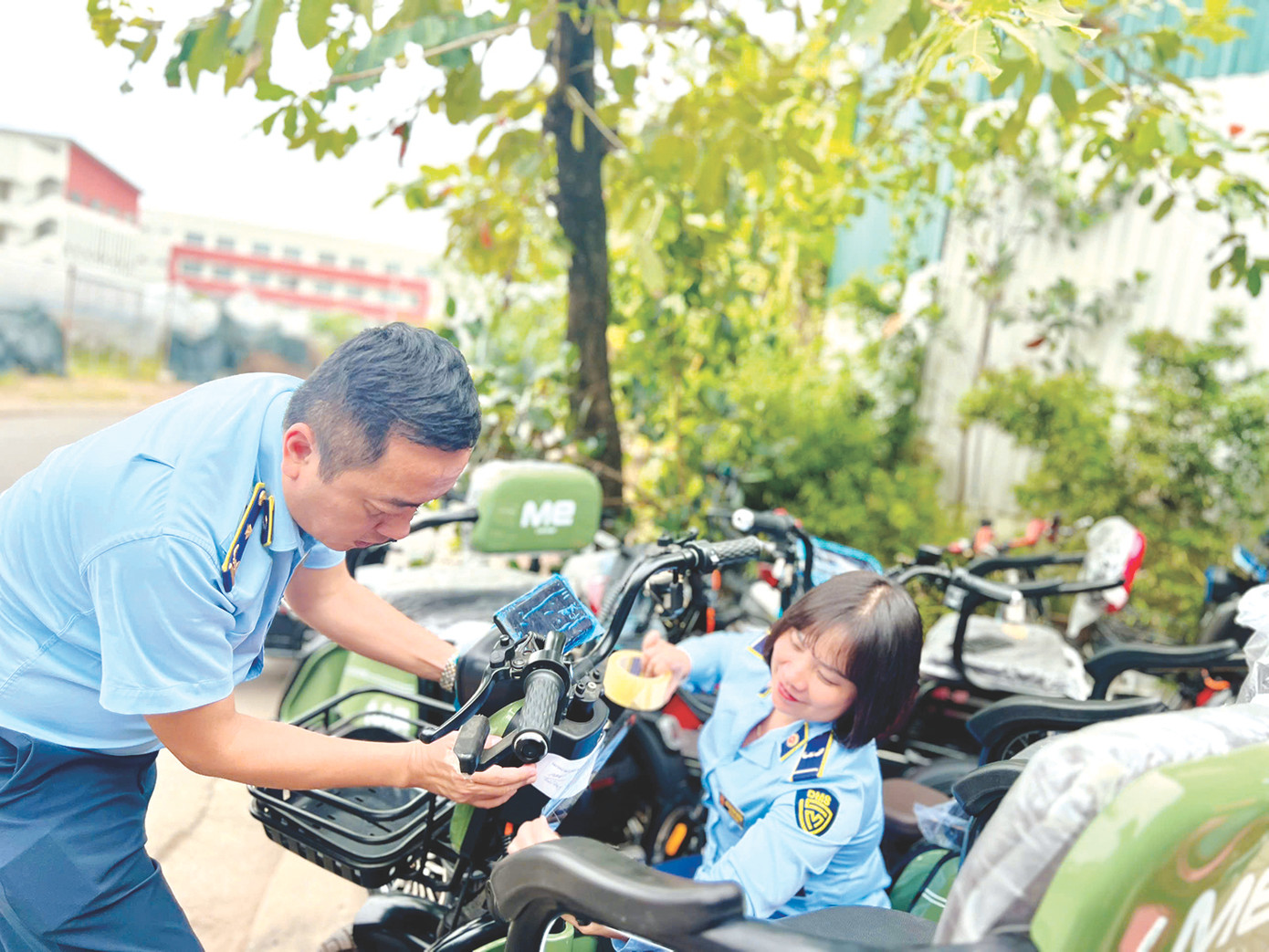 Lực lượng Quản lý thị trường kiểm tra chuỗi kinh doanh của Công ty TNHH xe điện xe máy Vinh Phát và phát hiện nhiều dấu hiệu vi phạm. Ảnh: Nguyễn Bằng