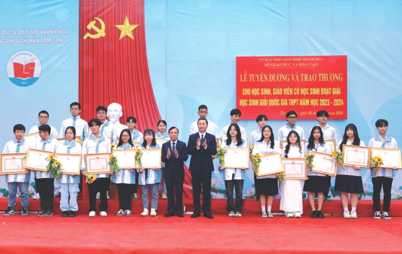 Lãnh đạo tỉnh Thanh Hóa trao tặng Bằng khen cho các học sinh đoạt giải quốc gia
