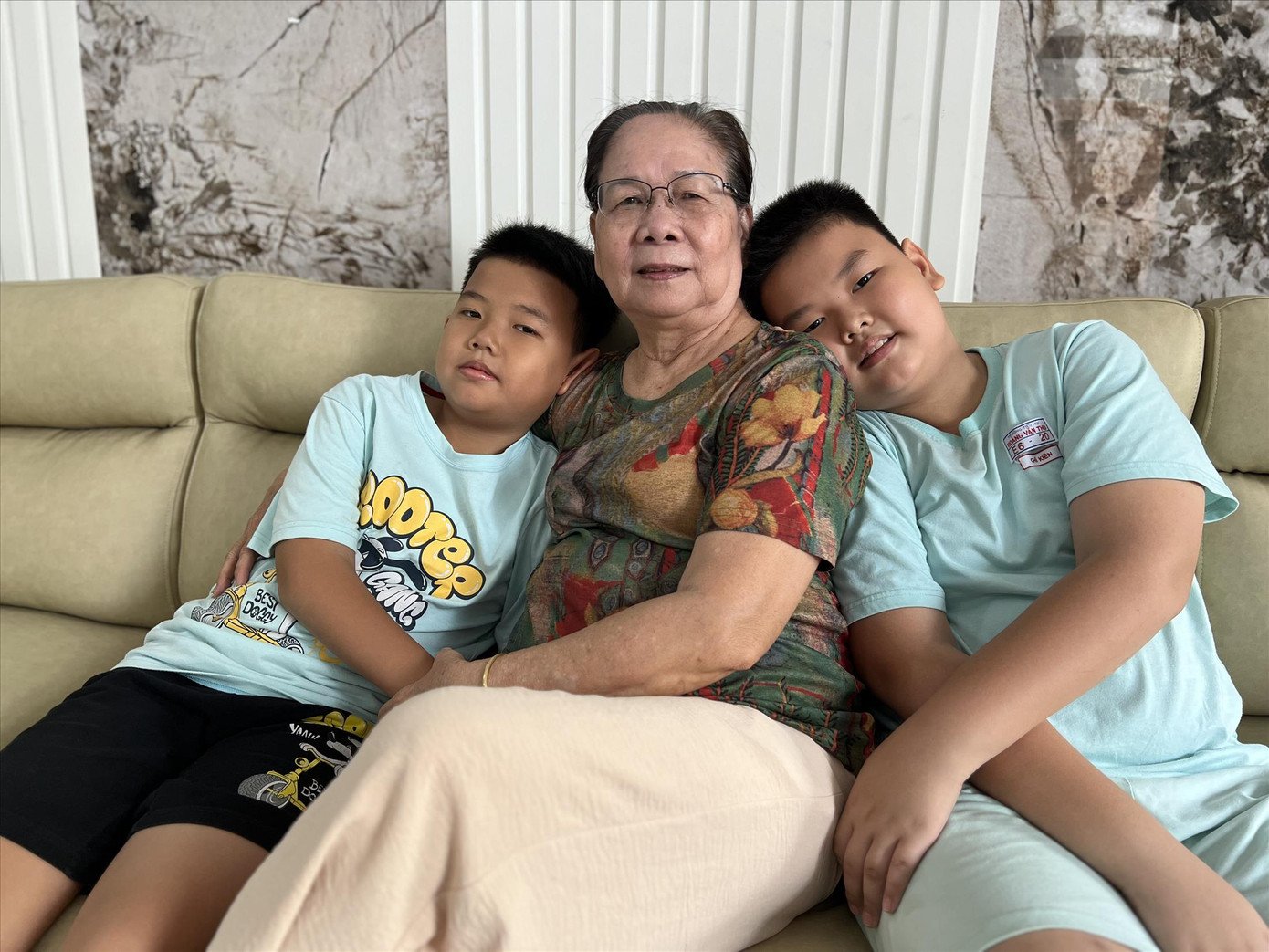 Bà Chính Nghĩa hạnh phúc bên hai cháu nội. Ảnh: U.P Bà Chính Nghĩa hạnh phúc bên hai cháu nội. Ảnh: U.P