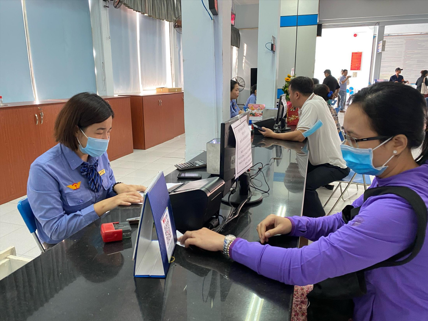 Hành khách mua vé tại ga Sài Gòn. Ảnh: Hữu Huy