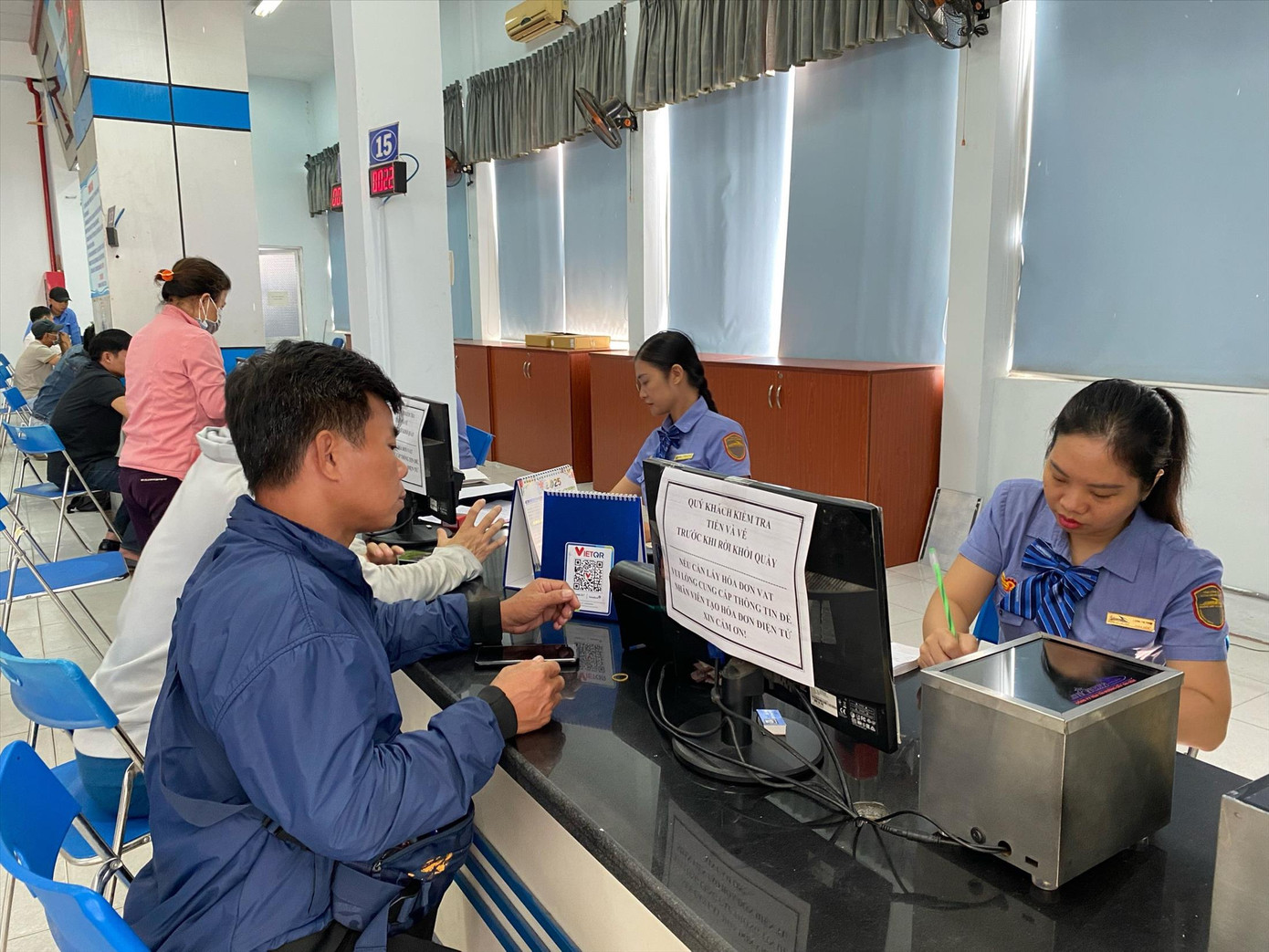 Hành khách mua vé tại ga Sài Gòn. Ảnh: Hữu Huy