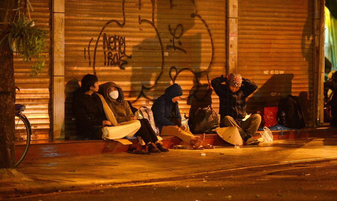 Dù thời tiết khắc nghiệt, nhiều người vẫn chịu cảnh màn trời chiếu đất