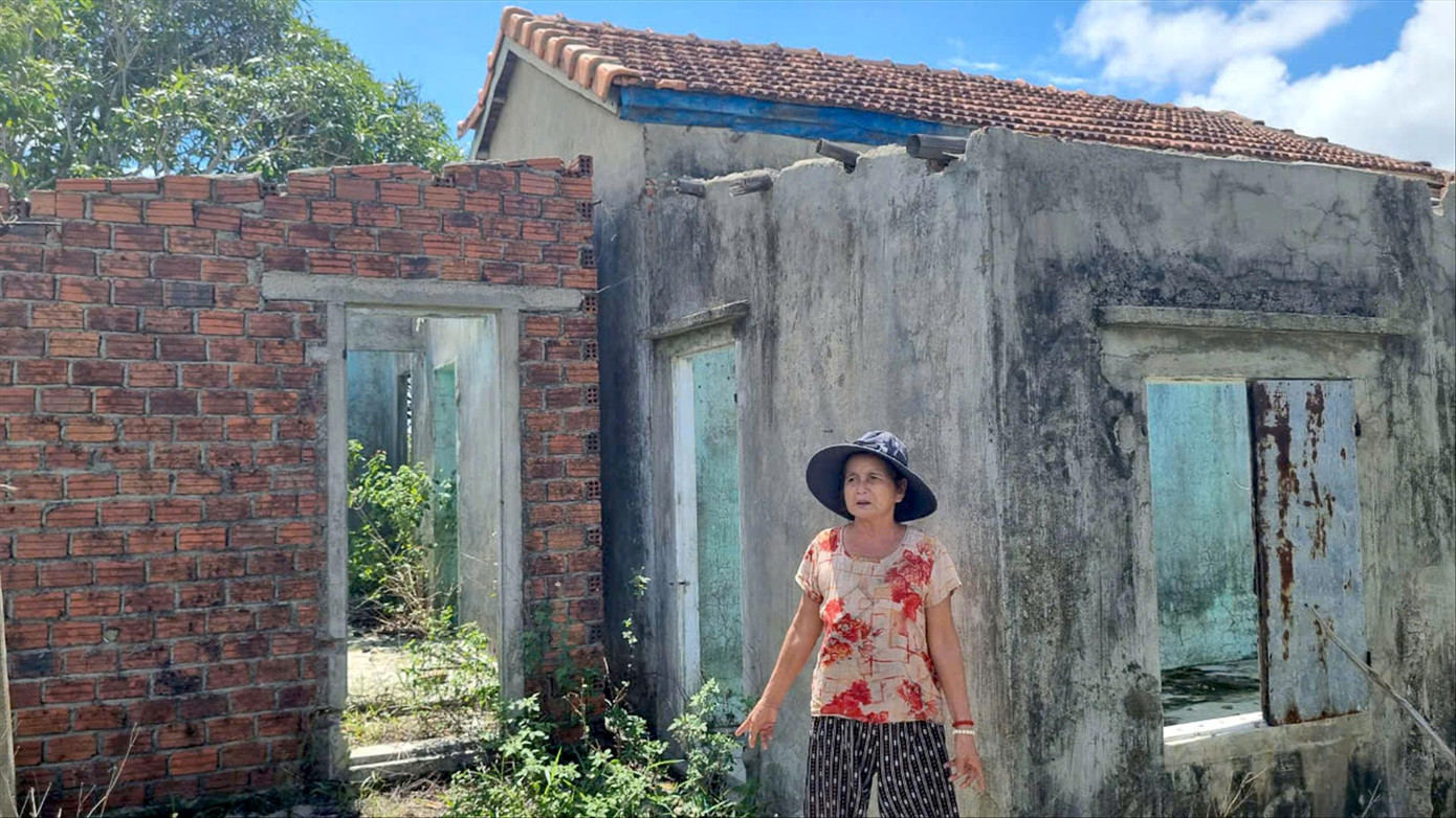 Bà Vân và ngôi nhà bị hư hỏng bởi mưa bão, sạt lở